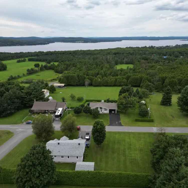 1994 Bungalow with Grand Lac St-François View