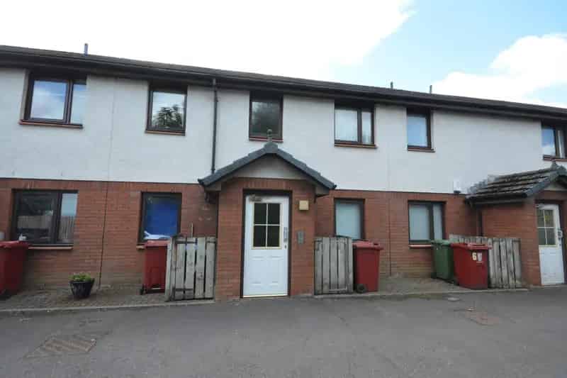Charming 2-Bed Upper Cottage Flat Near Falkirk High Station