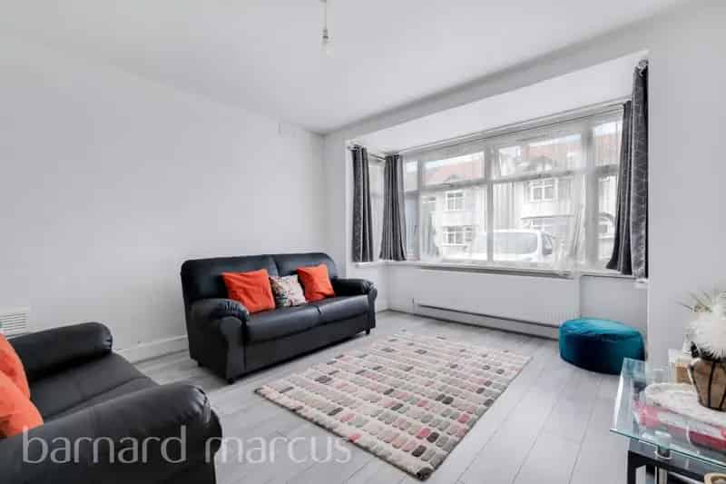 3 Flats & Studio - Ideal for Investors or Families