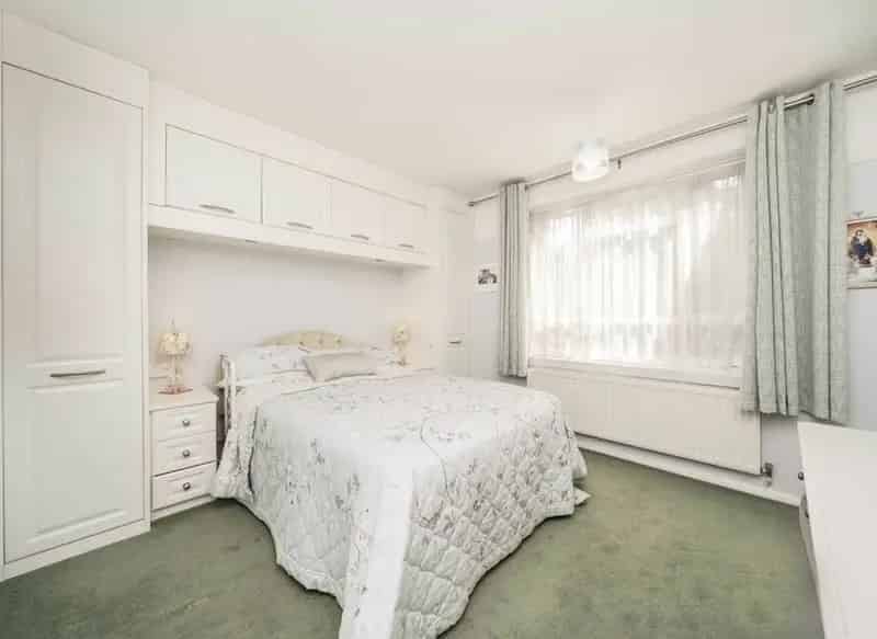 Acton 2-Bed Apartment Near Elizabeth Line Station