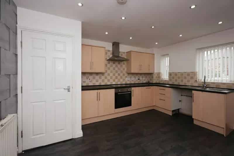 Four Double Bedroom House with Ensuite and Driveway Parking