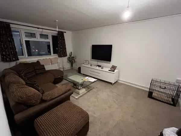 1 Bedroom Flat Near Lakes and Trails