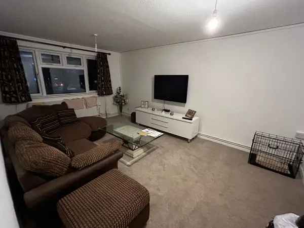 Flat For Rent in Broxbourne, England