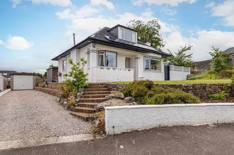 3 Bedroom Detached House for Sale in Bearsden near Glasgow