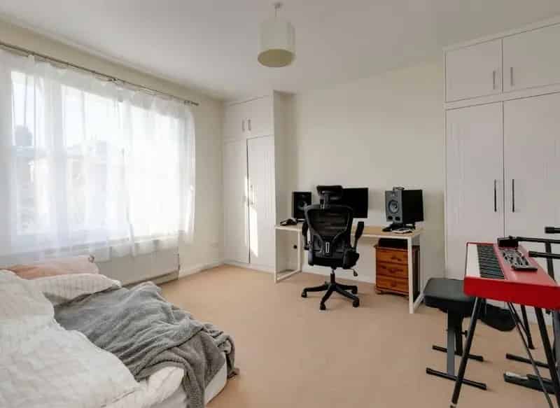 1-Bed Victorian Flat High Ceilings Natural Light Separate Kitchen