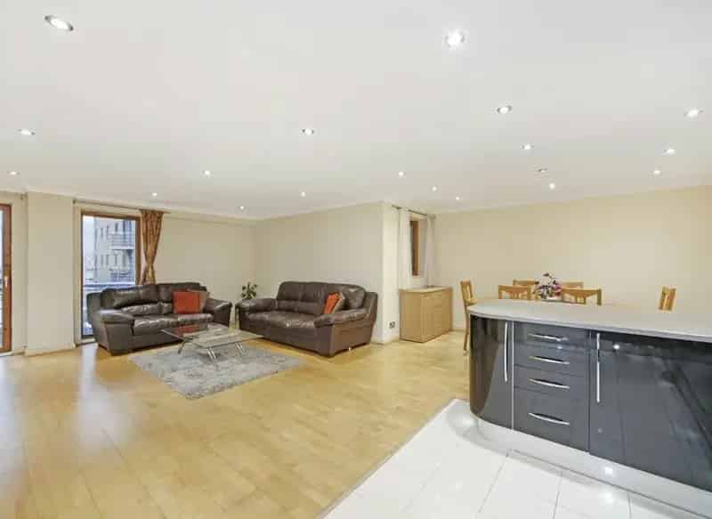Large 2-Bedroom Apartment with Dock Views near South Quay