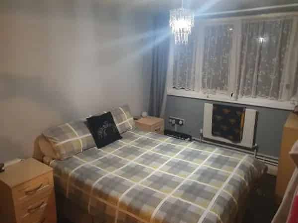 Large 2 Bed Flat Near London Transport and Amenities Pets Allowed