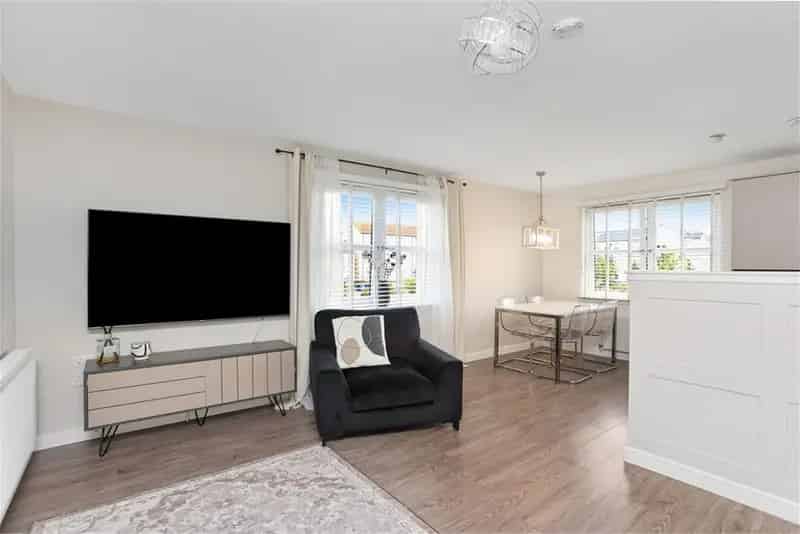 2 Bed Flat First Floor 1 Reception Room Modern Development
