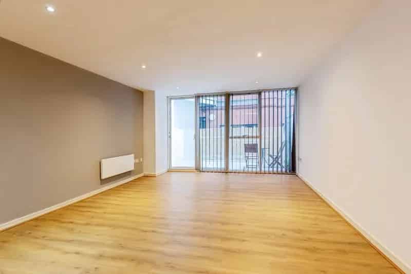 3 Bed Apartment Bristol  1000 sq ft Terrace Parking