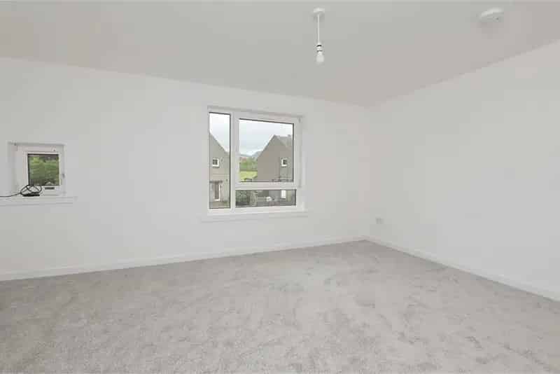 2 Bed Flat Ormiston Drive - Modern Renovation - Garden - Parking