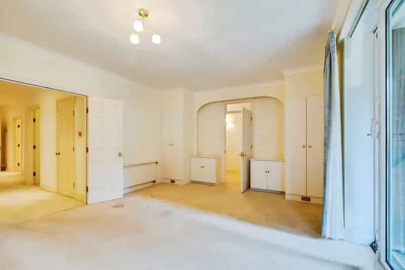 Spacious Ground Floor Apartment with Sea Views and Secure Parking