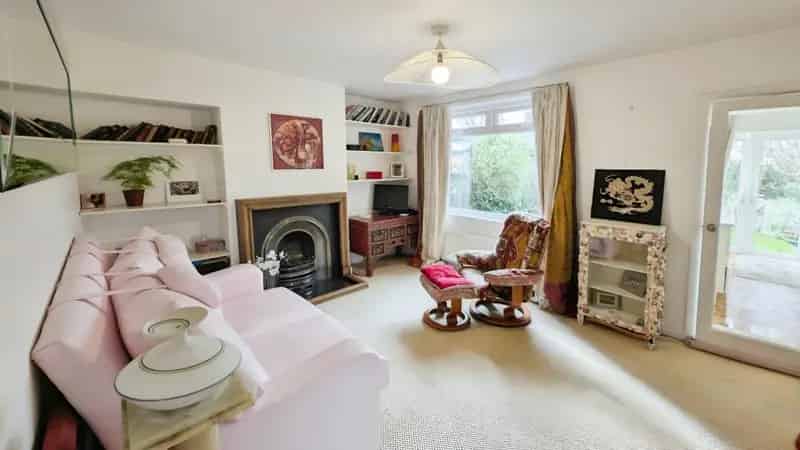 3 Bedroom Semi-Detached House For Sale Large Garden