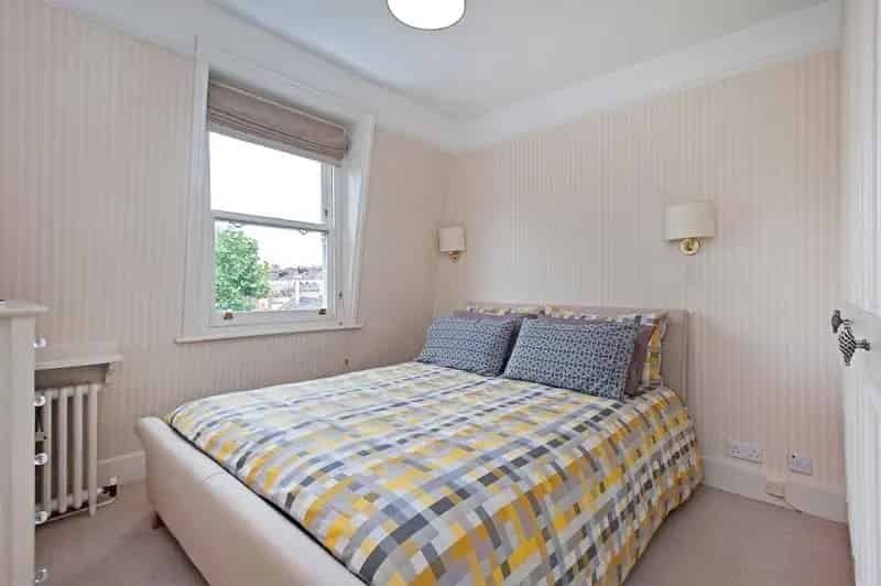 2 Bedroom Flat London - Classic Period Conversion