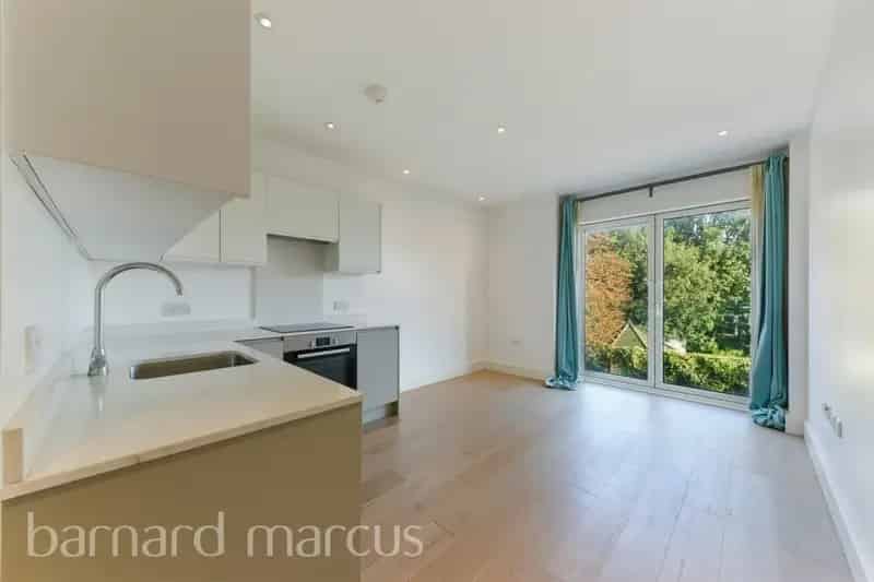 One Double Bedroom Apartment West Elms Studio Near Queenstown Road Station