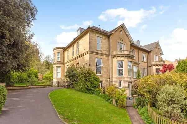 Refurbished First Floor Apartment in Bath with Parking and Gardens
