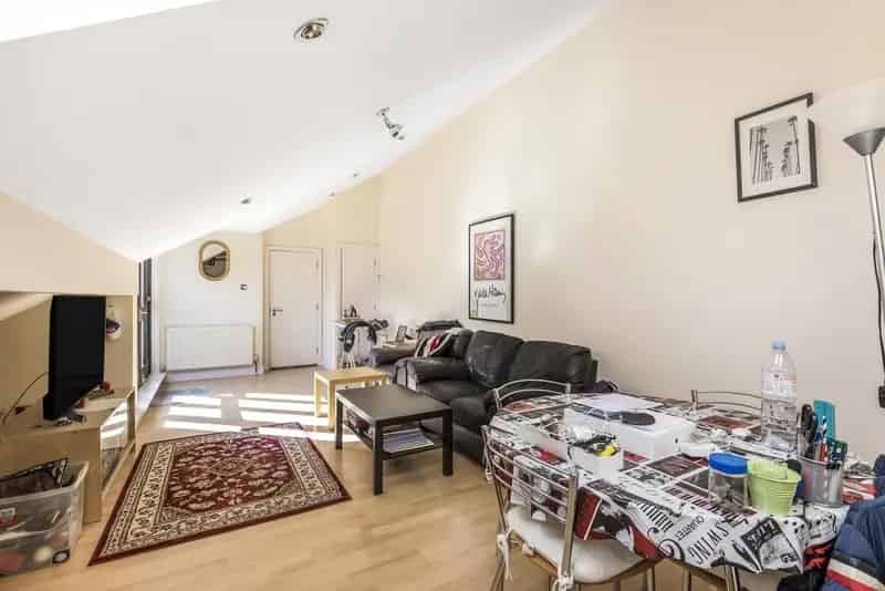 Spacious 1-Bed Apartment near Canada Water with Balcony and Parking