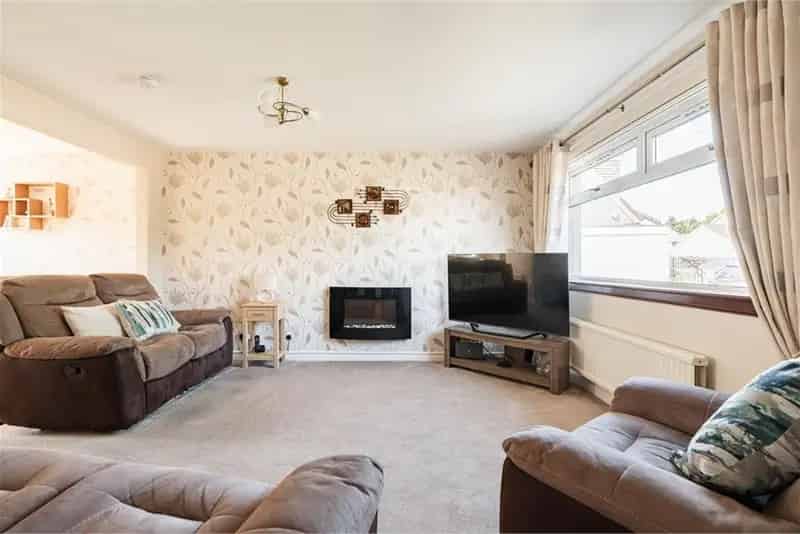 4 Bed Semi Detached House with 2 Reception Rooms and Garden