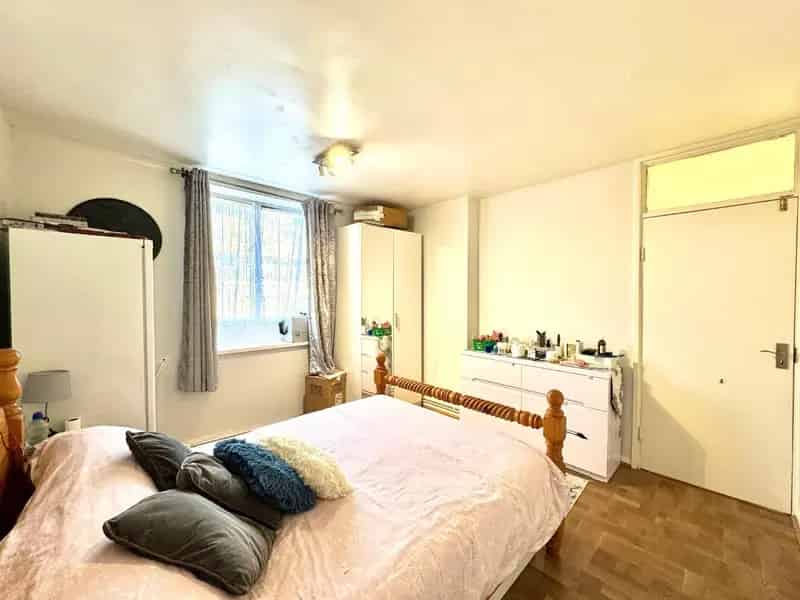 2 Bedroom Flat House to Rent in London E1