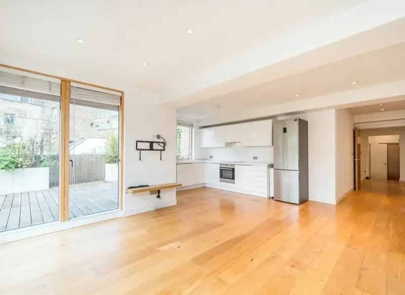 Fulham Two Double Bedroom Flat with Roof Terrace
