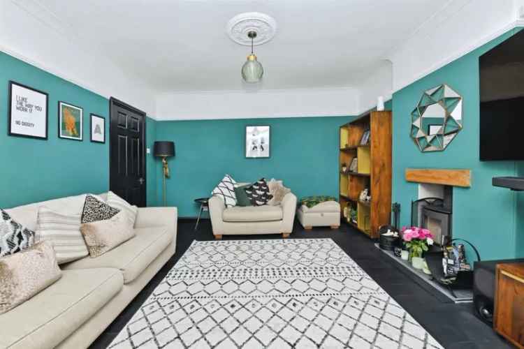 Stunning 3-Bedroom Home with Lookout Area and Ample Amenities