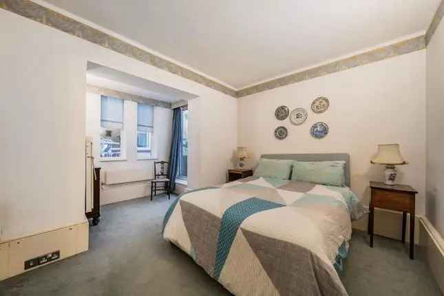 Spacious Lancaster Gate Flat - 4 Beds, Courtyard Garden, Needs Modernisation