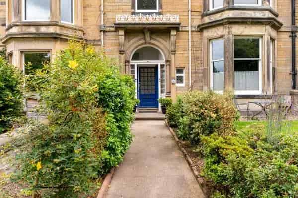 Exceptional 3-Bed Murrayfield Garden Apartment Contemporary Living