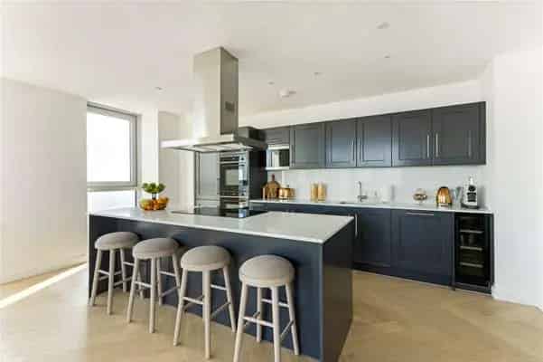 Luxury Three-Bedroom Penthouse Apartment in Watford