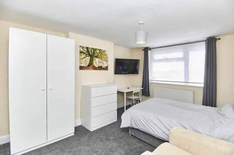 1 Bedroom Flat Share Kingswood Double Room with Private Bathroom