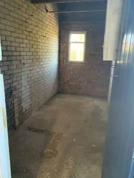 Large Garden House Near Bus Stop Non Estate