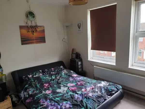 Cozy 1-Bedroom Flat Near Shops and Bus Stop