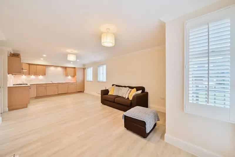 Bright 2 Double Bedroom 2 Bath Executive Apartment No Chain