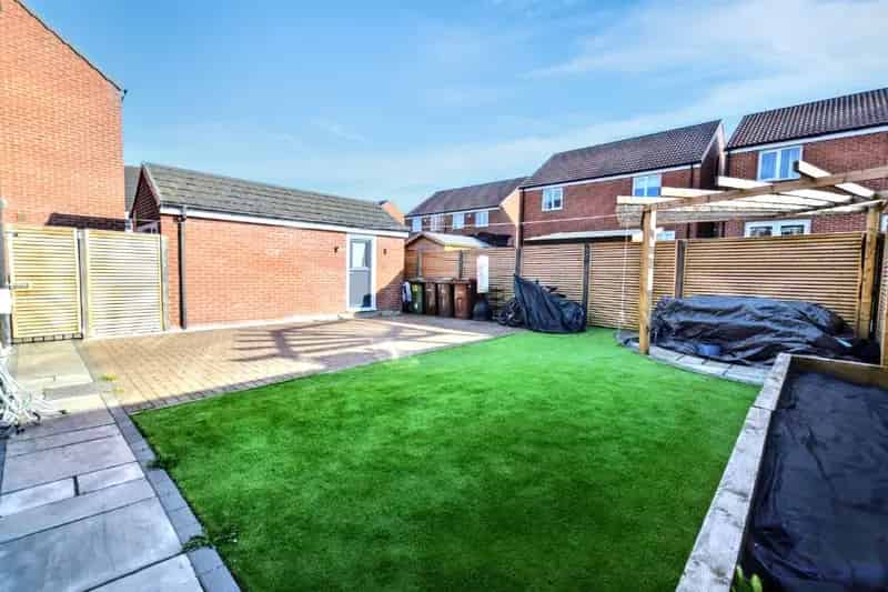 4_5 Bedroom Detached House for Sale in WF1