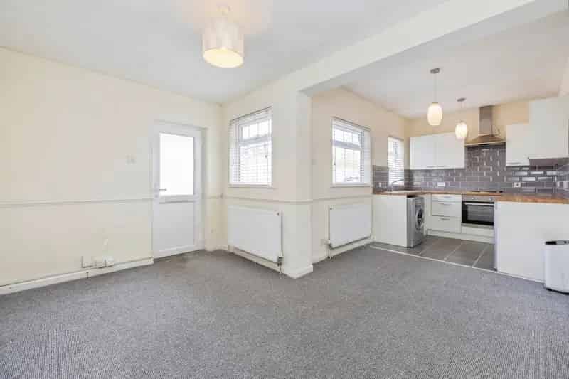 Ground Floor Maisonette Near Watford High Street - One Double Bedroom Allocated Parking