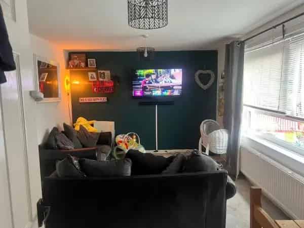 2 Bed Ground Floor Flat with Garden and Parking