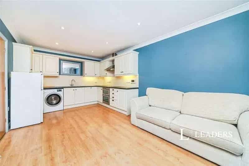 2 bed flat for sale
