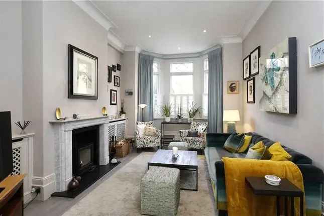 Detached House for Sale in Wimbledon SW19