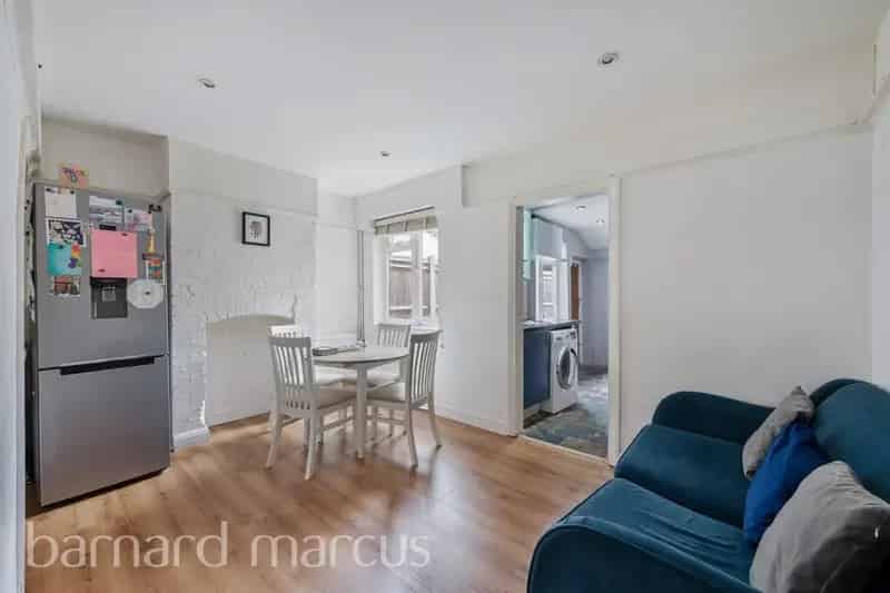 Spacious 2-Bedroom House with Garden and Parking in CR8