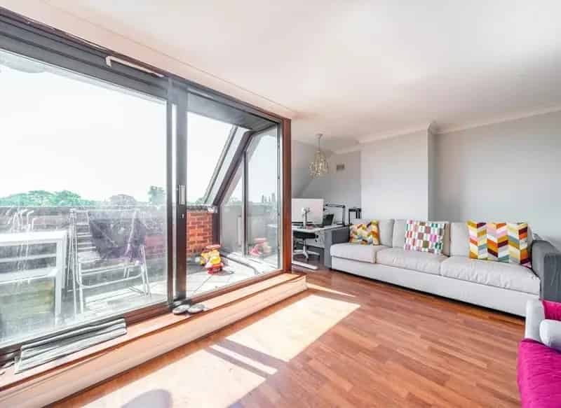 Twickenham Town Centre 2 Double Bed Apartment with Parking and Balcony