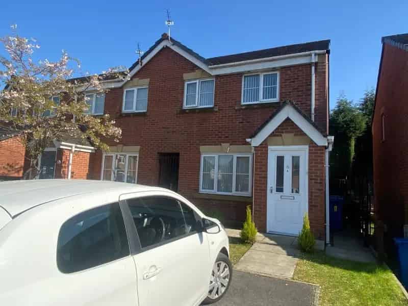 3 Bed End Town House Near Royal Oldham Hospital