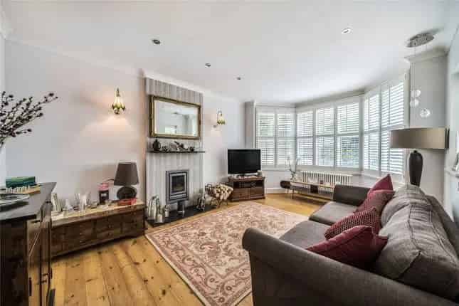 Detached House for Sale in Surbiton KT5 Near Station
