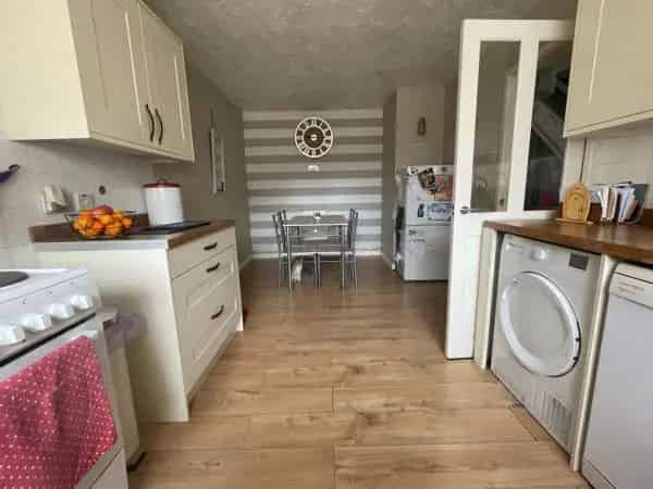 3 Bed House Driveway Quiet Close Large Garden