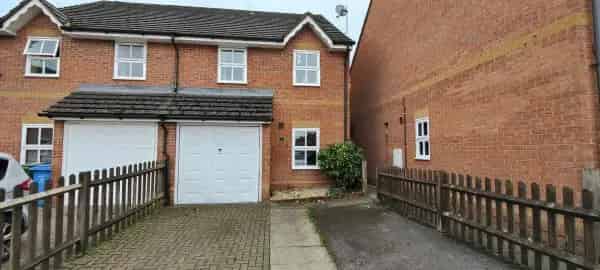 3 Bedroom Semi-Detached House with Garage