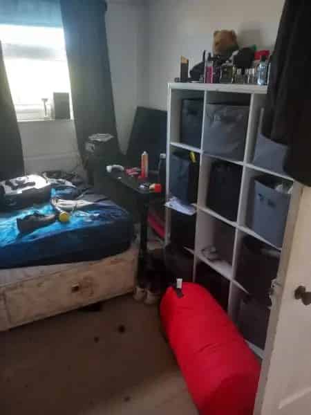 3 Bedroom House with Gardens Wet Room and Large Front Room