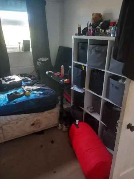 3 Bedroom House with Gardens Wet Room and Large Front Room