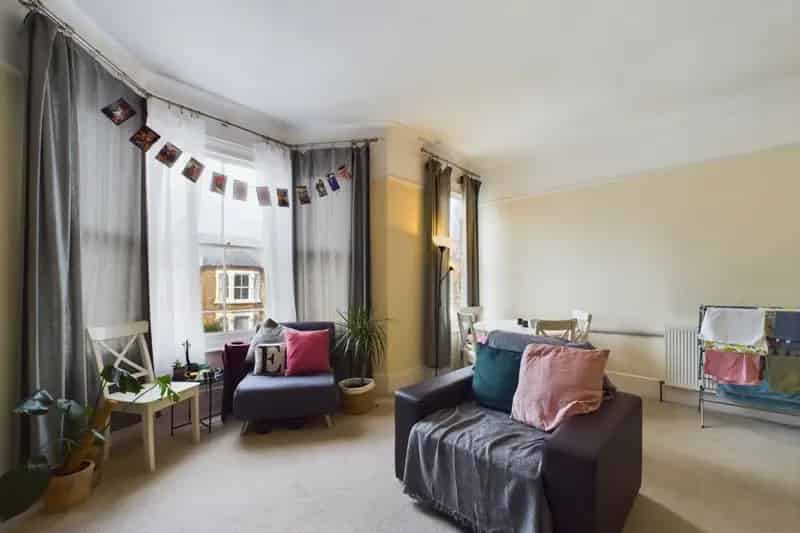 Charming 2-Bedroom Flat New Cross Modern Kitchen Close to Station