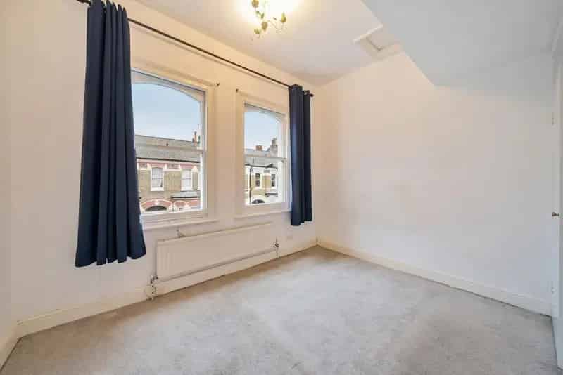 Two Bedroom Period Conversion Flat Near Tooting Bec Underground