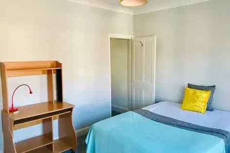 3 Bedroom House Near Southampton Central - Available August 5th