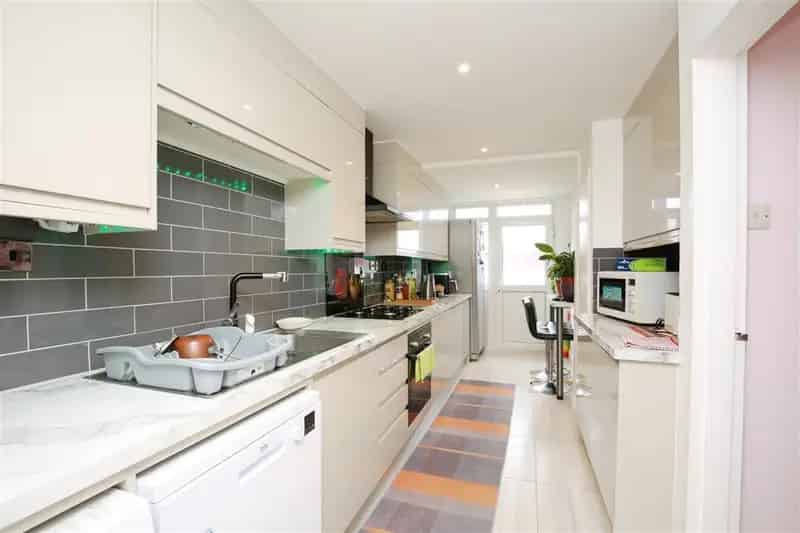3 Bed House with Modern Kitchen and Garden