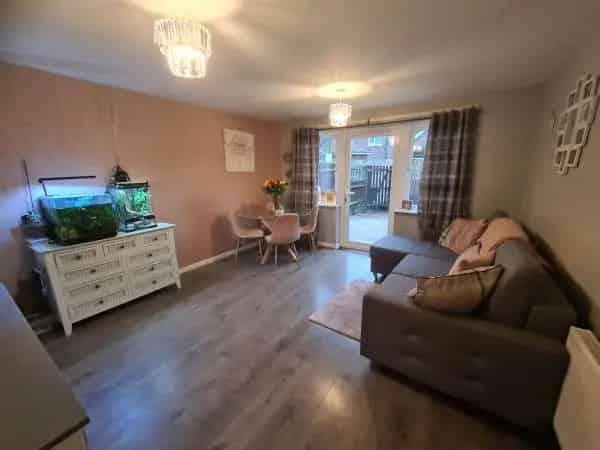 3 Storey Townhouse 3 Double Bedrooms New Kitchen Communal Parking