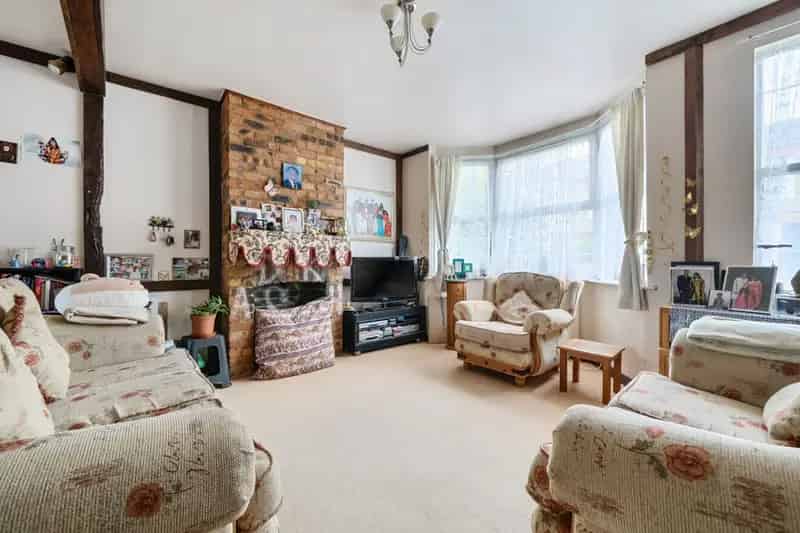 Three Bedroom House Near Totteridge & Whetstone Tube